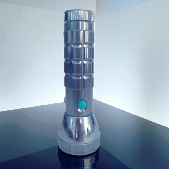 Retro Chrome Metal LED 3 Color Flashlight - Picture 2 of 9
